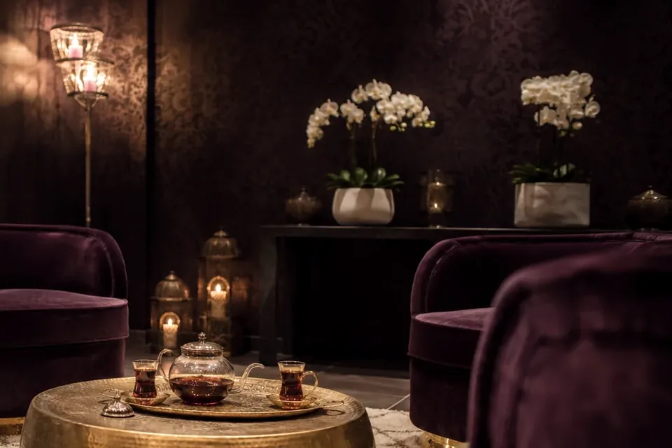 Elena Masaj Salonu, Beylikdüzü — bekleme salonu, koltuklar ve ışık