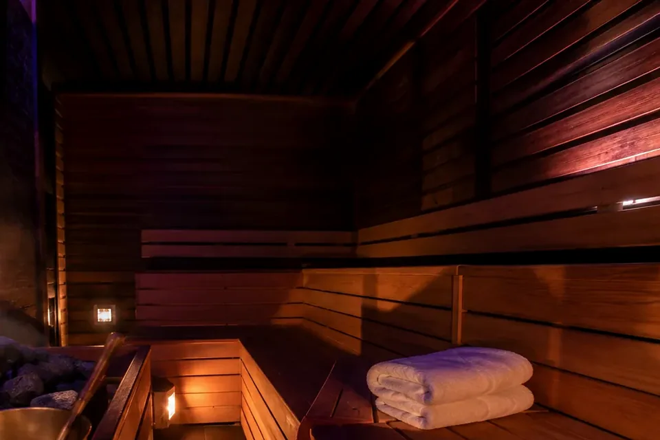 Elena Masaj Salonu, Beylikdüzü — sauna iç görünüm, ahşap ve ışık